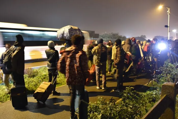 Von dort aus sollen sie mit Bussen in Aufnahmezentren im ganzen Lager verteilt werden.