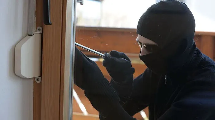 Das Corona-Jahr war eine schlechte Zeit für Einbrecher - da die Menschen viel häufiger zu Hause waren. Das schlug sich auch in den Zahlen deutlich nieder. Kärntens Kripochef Gottlieb Türk schätzt, dass die Zahl aller angezeigten Fälle 2020 um rund 20 Prozent gegenüber dem Vorjahr gesunken ist. "Extreme Rückgänge gab es bei der Eigentumskriminalität. Bei den Dämmerungseinbrüchen gab es einen Rückgang von 80 Prozent gegenüber 2019", so Türk. Die Kriminalität im Internet sei in etwa gleichbleibend auf hohem Niveau. Auch die Suchtgiftkriminalität sei nach wie vor und auch während des Lockdowns ungebrochen hoch.