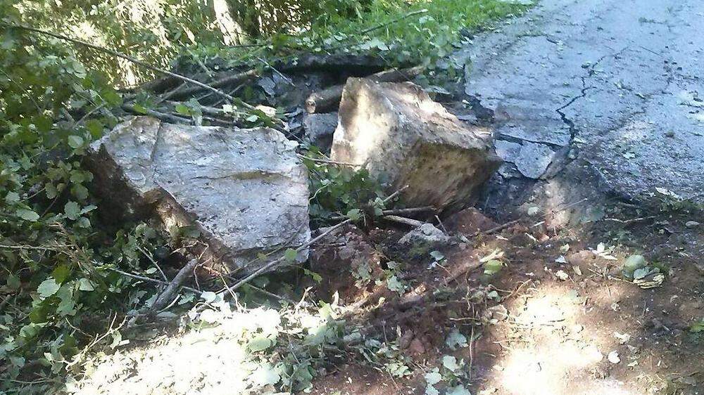 Ein zwei bis drei Kubikmeter großer Gesteinsbrocken stürzte nahe der Ortschaft Obersteinwand auf die Straße