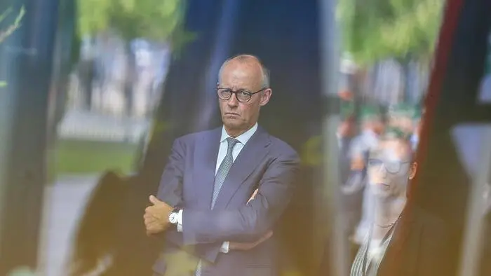 Friedrich Merz mit verschränkten Armen