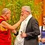 Der Dalai Lama und Gerhard Dörfler stehen auf einer Bühne 
