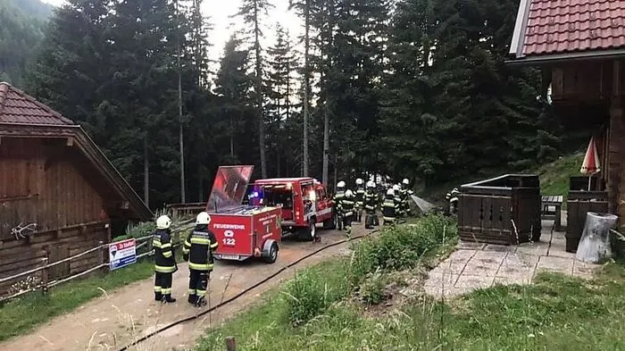 Fünf Feuerwehren standen Montagabend in Innerkrems im Einsatz. Sie konnten ein Übergreifen der Flammen auf ein Ferienhaus verhindern