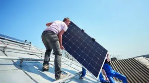 Echte Photovoltaik-Notstrom-Stromspeicher sind noch Mangelware. Sie müssen für einen „Inselbetrieb“ vorbereitet sein, über die entsprechende Netztrennung sowie einen Batterie­speicher ­verfügen