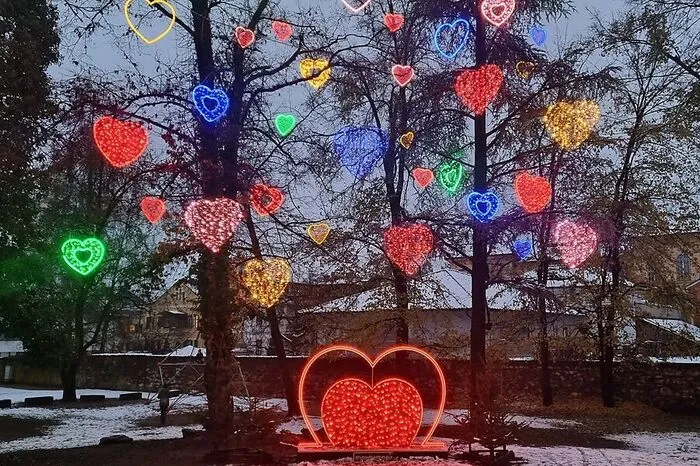 Winter Wunder Wald. Im Projekt von Thomas Brezina im Park des ehemaligen Parkcafes in Villach können sich Kinder und Eltern auf die Bescherung einstimmen. Viele bunte, leuchtende Motive auf den Bäumen lassen die Herzen höher schlagen. Der Eintritt ist frei, der Wald ist bis 23.30 Uhr geöffnet.