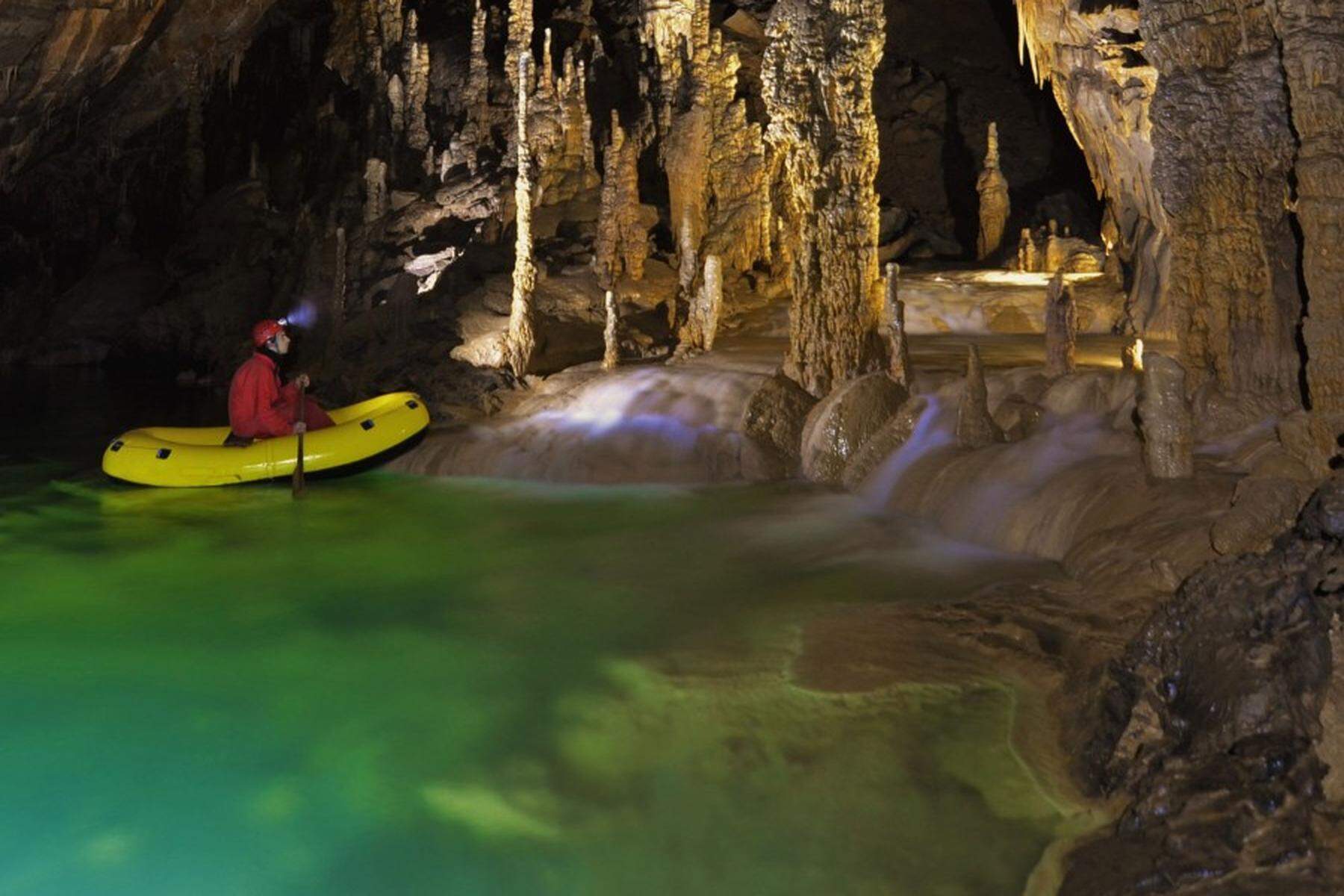 Familie und Tourführer | Fünf Menschen in überfluteter Höhle in Slowenien eingeschlossen