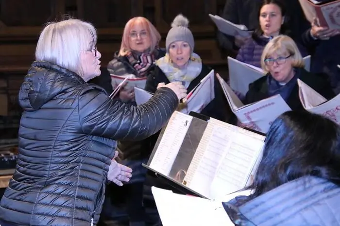  bot der Chor unter der Leitung von Christa Mürzl mit seinen gefühlvollen Darbietungen den Zuhörern eine Einstimmung auf das Weihnachtsfest. Weiteres wirkte noch die Singgruppenmusi mit. 