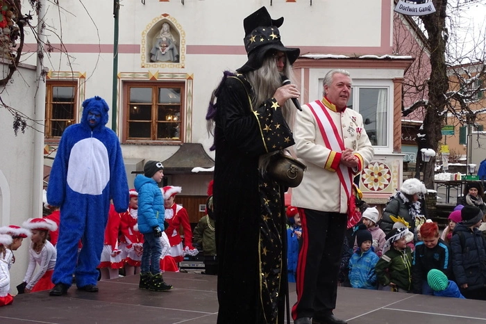 Bürgermeister Johann Nestler war in seiner Merlin-Montur kaum zu erkennen.