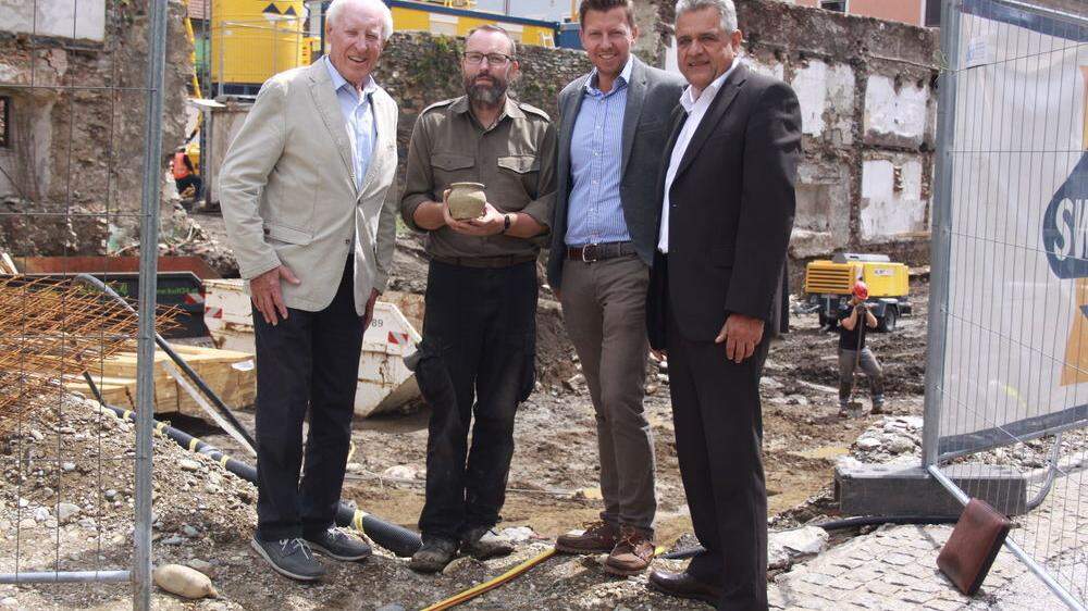 Müller, Tiefengraber, Pichler und Mock (von links): Die Archäologen gehen, die Bauarbeiter kommen. 