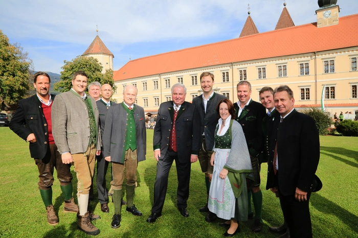 Auch Landeshauptmann Hermann Schützenhofer ließ es sich nicht nehmen, an dem Tag jagdlichen Brauchtums teilzunehmen. Er dankte in seinen Grußworten den Jägern für ihre wertvolle Arbeit und der ihnen anvertrauten Schöpfung: Die Jägerschaft übten ihr Handwerk gewissenhaft aus und hörten nie auf zu lernen. 