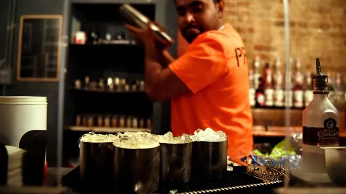 Es ist angerichtet: Im düsteren Setting werden die Drinks zubereitet. Alcotraz ist übrigens ein Wortspiel aus dem Wort Alkohol und aus dem weltberühmten Gefängnis Alcatraz in San Francisco (USA).