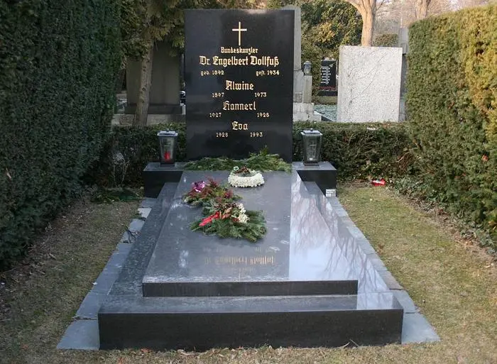 APA9321260 - 04092012 - WIEN - ÖSTERREICH: ZU APA 362 II - Die letzte Ruhestätte des Ständestaat-Kanzlers Engelbert Dollfuß am Hietzinger Friedhof (siehe undatiertes Archivbild), die von der Stadt Wien derzeit wie ein Ehrengrab behandelt wird, könnte in ein 'Historisches Grab' umgewandelt werden. Bei den 'Historischen Gräbern' handelt es sich um eine Ergänzung zur bereits bestehenden Kategorie Ehrengräber. +++ WIR WEISEN AUSDRÜCKLICH DARAUF HIN, DASS EINE VERWENDUNG DES BILDES AUS MEDIEN- UND/ODER URHEBERRECHTLICHEN GRÜNDEN AUSSCHLIESSLICH IM ZUSAMMENHANG MIT DEM ANGEFÜHRTEN ZWECK ERFOLGEN DARF - VOLLSTÄNDIGE COPYRIGHTNENNUNG VERPFLICHTEND +++ APA-FOTO: DIE GRÜNEN