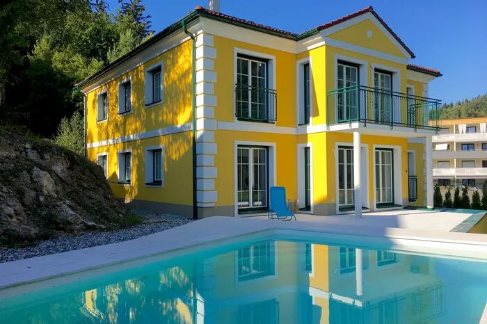 Objekt? Villa Gloriette mit Pool und Seeblick. Kürzlich saniert.Ausstattung? 335 Quadratmeter Wohnfläche, zehn Zimmer, vier Bäder, zwei Balkone, zwei Terrassen. Circa 100 Meter Luftlinie vom Wörthersee entfernt.Preis? 1,3975 Millionen Euro.