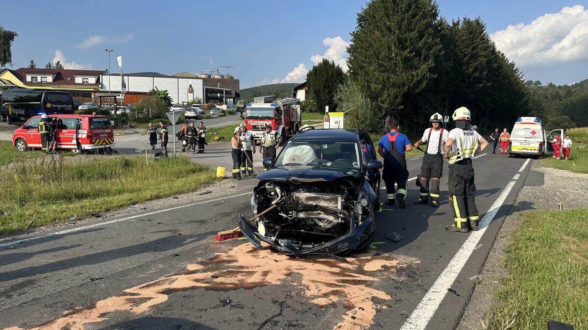 Zwei Autos kollidierten frontal miteinander