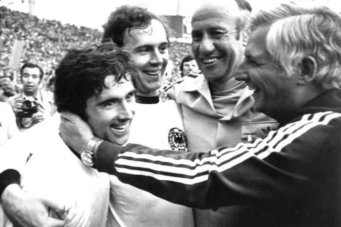 Ein besonderer Weggefährte während seiner aktiven Zeit war sein Nationalmannschafts- und FC-Bayern-Teamkollege Gerd Müller. Gemeinsam mit dem vor zwei Jahren verstorbenen „Bomber der Nation“ prägte Beckenbauer eine Ära.