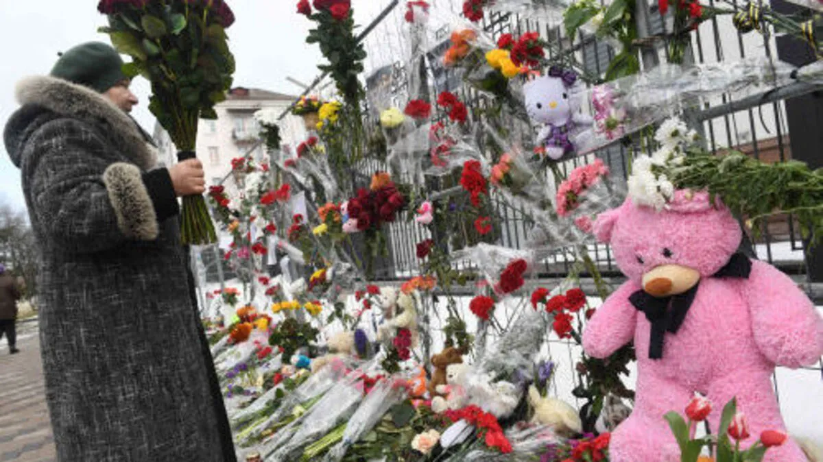 Vor dem Einkaufszentrum gedenken Menschen der Opfer, darunter 40 Kinder