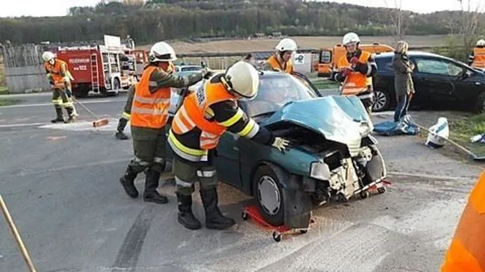 Die Feuerwehr Leitersdorf brachte die Unfallfahrzeuge aus der Gefahrenzone