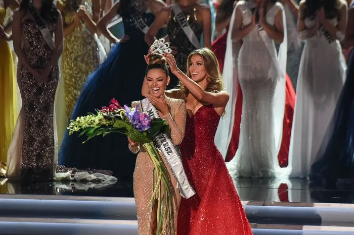 Ihre Vorgängerin, die Französin Iris Mittenaere, setzte Nel-Peters bei der Gala in der US-Casinometropole die Miss-Krone auf.
