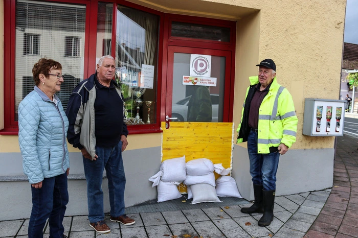 Sämtliche Türen und Fenster wurden mit Spannplatten verbaut.