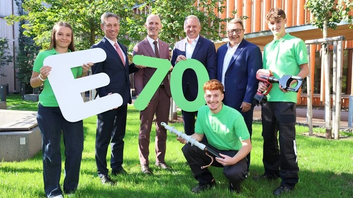 (v.l.n.r.) Marie Lercher (Bürokauffrau, 1. Lehrjahr), Werner Ressi (Vorstand Energie Steiermark), Landesrat Willibald Ehrenhöfer, Landeshauptmann Mario Kunasek, Jonas Jauk (Doppelberuf Elektrotechniker & Technischer Zeichner, 2. Lehrjahr), Martin Graf (Vorstand Energie Steiermark) und Simon Damm (Elektrotechniker, 2. Lehrjahr)