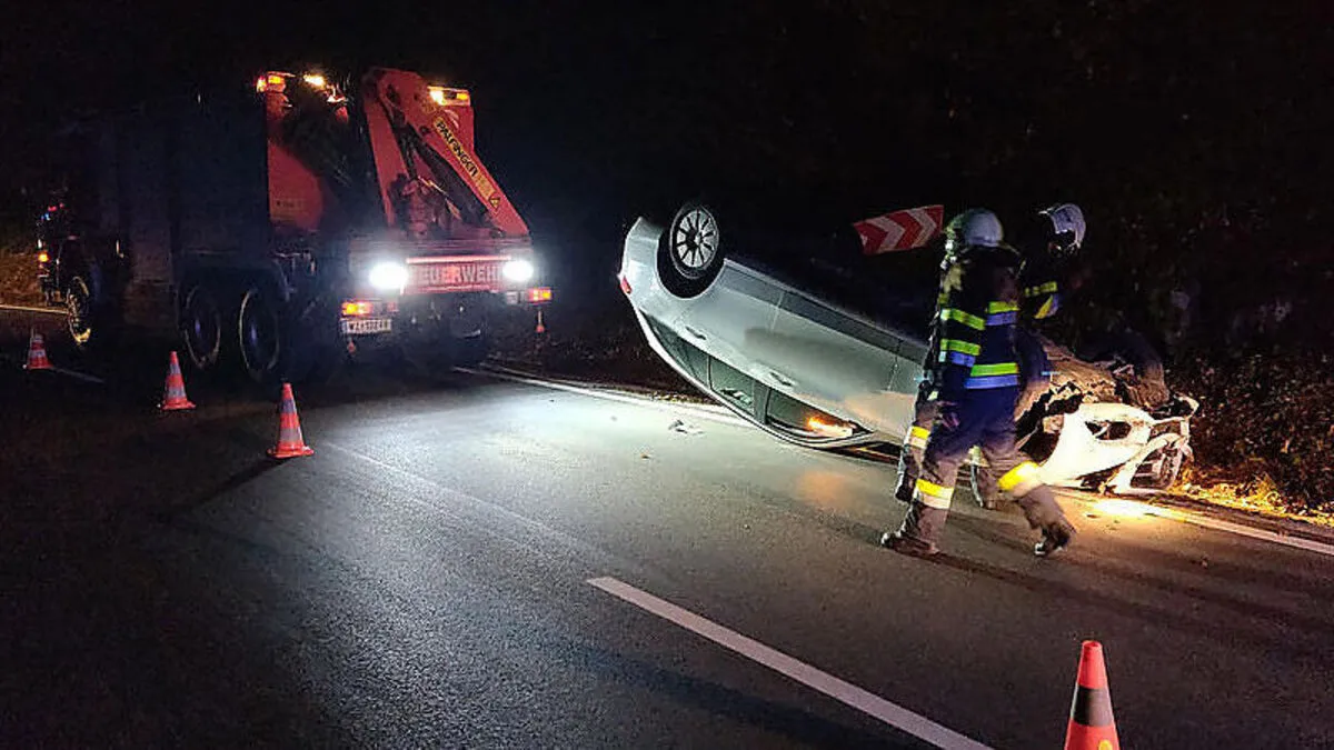 Der Autolenker blieb laut Feuerwehr unverletzt