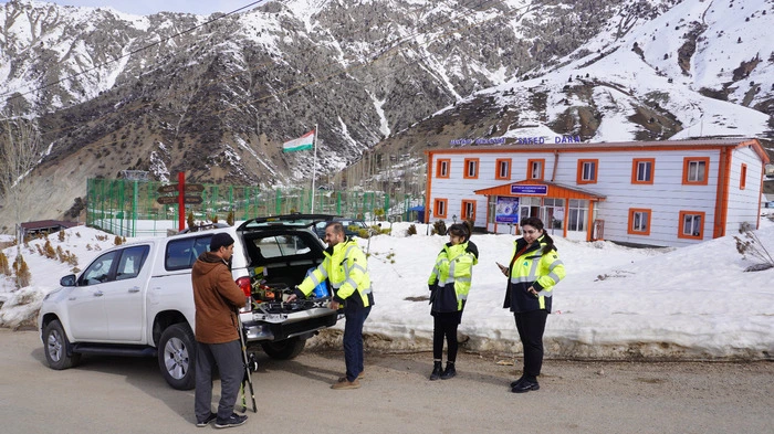 Verteilung der neuen Skiausrüstung bei der Schule in Safed Dara in Tadschikistan.