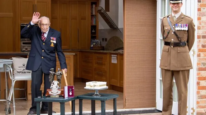 Er stellte seine Heldentum gleich mehrere Male unter Beweis: Vor wenigen Wochen feierte Tom Moore, ein britischer Weltkriegsveteran, seinen 100. Geburtstag. Das alleine wäre schon bemerkenswert, doch "Captain Tom" ist noch äußerst aktiv.
