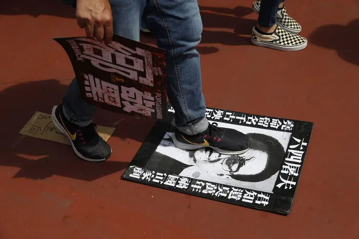 Protestler machen bezahlte Banden aus der Umgebung von Yuen Long für die Angriffe verantwortlich. Sie werfen der Polizei vor, sie nicht beschützt zu haben.