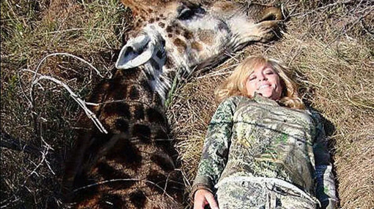 Großwildjägerin Rebecca Francis mit ihrer "Beute"
