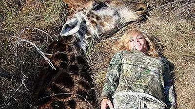 Großwildjägerin Rebecca Francis mit ihrer "Beute"
