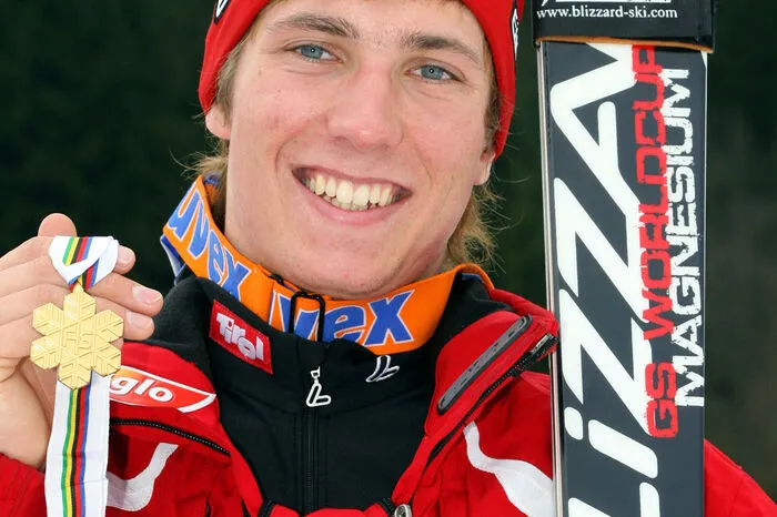Ein Jahr später gab es für den Österreicher dann doppelt Gold. 2009 durfte er über Junioren-WM-Silber im Super-G und Bronze im Riesenslalom jubeln.