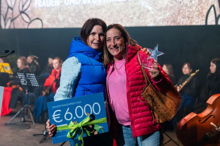 ... Claudia Petru und Gudrun Schinagl von der Krebshilfe für das Projekt "Zauberfrauen".