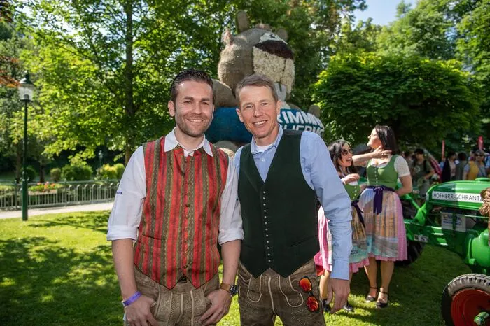 Unter die staunenden Gäste mischte sich Skisprungweltmeister Andreas Goldberger, der seine Frau und die Söhnchen Alexander (2) und Tobias (halbes Jahr) mit dabei hatte. Er ist als Testimonial für die Grimmingtherme dabei (im Foto mit Aldiana Salzkammergut Hotelchef Jürgen Pichler, den man auch von einer anderen Rolle kennt: als Harmonikaspieler der Seer).