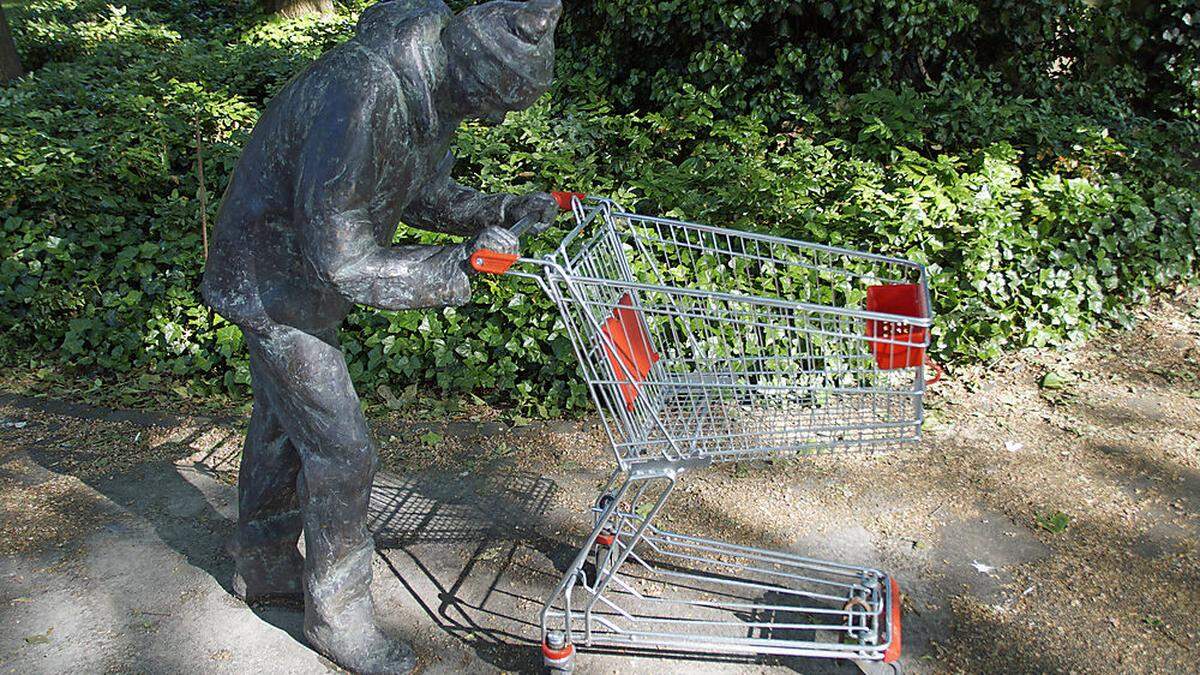 Die über Nacht aufgestellte Bronzefigur in Bremen