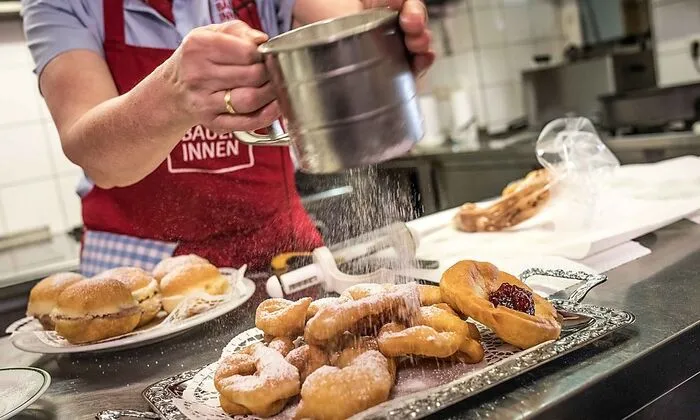 Bauernkrapfen mit Preiselbeermarmelade