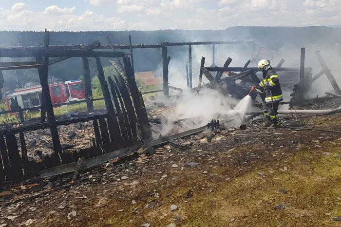 Mit 70 Mann bekämpften die Wehren einerseits das Feuer und schützten andererseits das benachbarte Wohngebäude vor einem Übergreifen der Flammen.