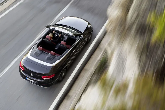 Das optionale Fahrwerk mit Verstelldämpfung namens „Dynamic Body Control“ steuert das Zusammenspiel von Motor-, Getriebe- und Lenkungseigenschaften für jedes Rad individuell. Das Setup lässt sich über einen Schalter in drei Stufen („Sport“, „Sport+“, „Comfort“) bestimmen. In dieser Konfiguration kommt noch die Direktlenkung dazu.