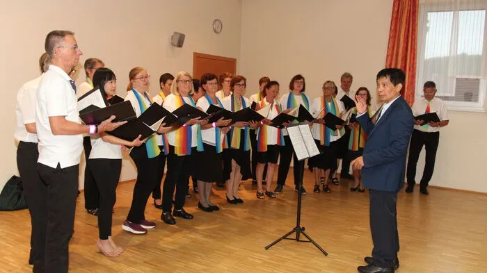 Beeindruckend war die Vielfalt der dargebotenen Lieder, die von den Chören in zwei verschiedenen Veranstaltungssälen und in der Pfarrkirche zu Gehör gebracht wurden. So begeisterte der Singkreis Stainz bei Straden mit unterschiedlicher Liedliteratur. 