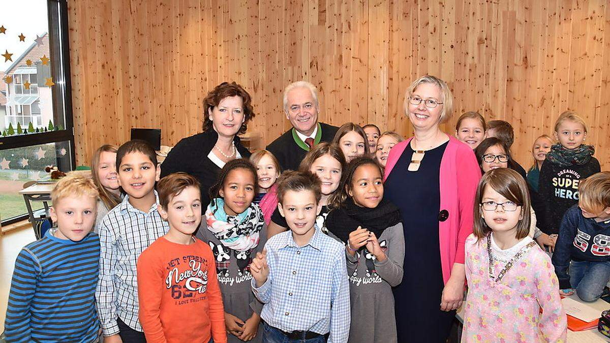 Bildungslandesrätin Ursula Lackner, Bürgermeister Helmut Leitenberger und Schulleiterin Claudia Dolschek mit Schülern in einer der neuen Klassen