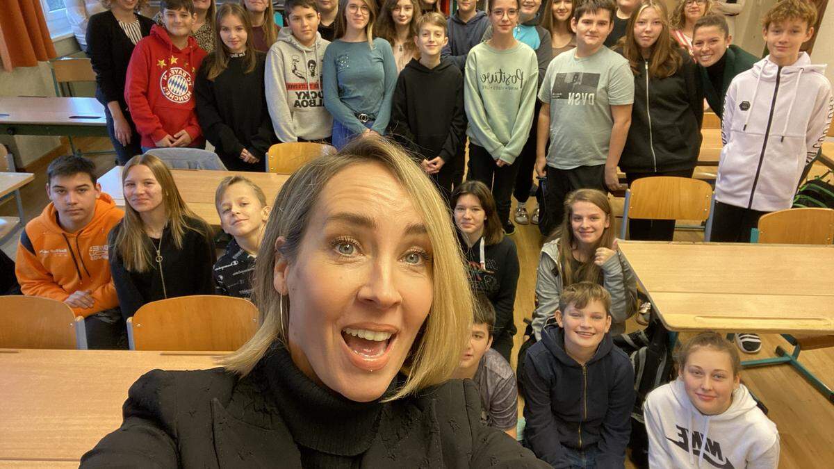 Nadja Bernhard machte zur Erinnerung ein Selfie mit den Gamlitzer Schülerinnen und Schülern