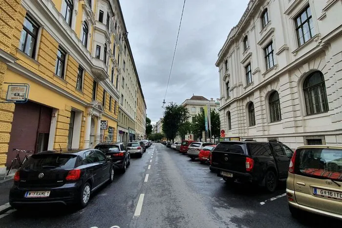 Von der Raubergasse weg geht die Kalchberggasse in Richtung großer Neutorgasse.