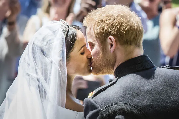 Ihrem Ziel, finanziell auf eigenen Beinen zu stehen, dürften Harry und Meghan ein deutliches Stück näher gekommen zu sein. Dafür sorgen millionenschwere Deals mit den Streaming-Plattformen Netflix und Spotify, auf denen sie Filme, Serien und Podcasts herausbringen wollen. Allein der Netflix-Vertrag hatte ein Volumen von mehr als 100 Millionen Pfund (110 Mio Euro). Kritiker betonen, dass die Deals keinesfalls selbst erarbeitet seien - ohne den berühmten Namen und den Promi-Status wären sie kaum vorstellbar. Mit einer eigenen Produktionsfirma wollen Harry und Meghan für Netflix Dokumentationen, Spielfilme und Angebote für Kinder produzieren. Mit dem Geld konnte das Paar 2,4 Millionen Pfund für die Renovierung seines britischen Wohnsitzes Frogmore Cottage zurückzahlen. Kurz vor dem Jahreswechsel gab das Paar sein Podcast-Debüt. "Wir möchten das Mitgefühl und die Freundlichkeit (von Menschen) ehren, die so vielen Leuten geholfen haben, durchzukommen", sagte Harry (36) zu Beginn der etwa 33 Minuten langen Episode. Mit Gästen wie Elton John und sogar einem Mini-Auftritt von Sohn Archie plauderten sie über das vergangene Corona-Jahr.