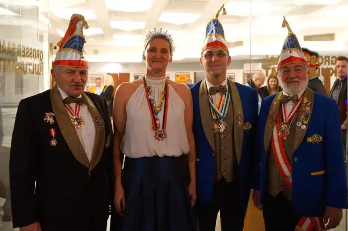 Gildenkanzler und Faschings-Landespräsident Mario Krenn konnte zur 50. Sitzung zahlreiche Gilden und den Präsidenten des Bundes der österreichischen Faschingsgilden, Ernst Kranawetter, im Kulturhaus begrüßen.