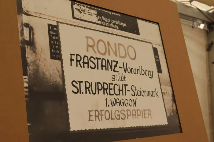 Im Festzelt erinnerte eine kleine Ausstellung mit Bildern aus den Gründungsjahren an die Anfänge.