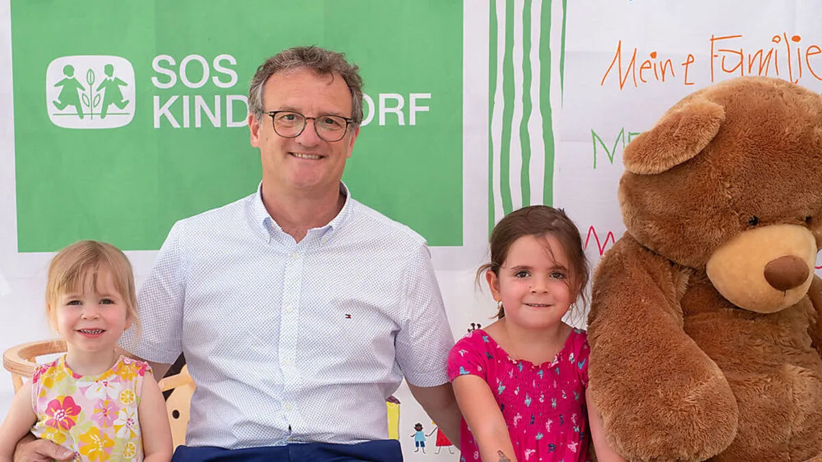 SOS-Kinderdorf-Leiter Guido Fuß mit Elena und Nadine