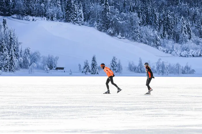... und vier Kilometer präparierte Eislaufbahn- der Weissensee in Kärnten ist ein Paradies für Wintersportler.
