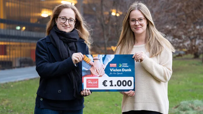 Hajek Rei­ni­gungs­sys­te­me un­ter­stütz­te „Stei­rer hel­fen Stei­rern“ heuer mit 1000 Euro. „Wir tun das, um jenen Men­schen unter die Arme zu grei­fen, die auf Hilfe an­ge­wie­sen sind“, sagt San­dra Hajek, Lei­te­rin der Mar­ke­ting­ab­tei­lung. Die Kap­fen­ber­ger Firma ist eines jener Un­ter­neh­men, die Jahr für Jahr ein gro­ßes Herz be­wei­sen und Men­schen in Not hel­fen.
