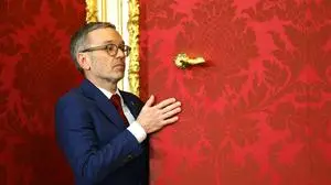 ABD0014_20250106 - WIEN - ÖSTERREICH: FPÖ-Bundesparteiobmann Herbert Kickl am Montag, 06. Jänner 2025, nach einem Treffen mit Bundespräsident Alexander Van der Bellen in der Präsidentschaftskanzlei in Wien. - FOTO: APA/TOBIAS STEINMAURER