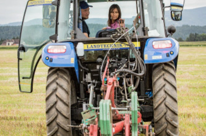 Das Team im Traktor: Pflüger und stellvertretender Landesjugendobmann Martin Mostegel und Kleine-Redakteurin Michaela Auer