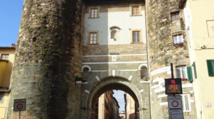 Die gut erhaltene Porta dei Borghi ist Teil der noch bestehenden mittelalterlichen Stadtmauer von Lucca.Den Reisebericht lesen Sie hier