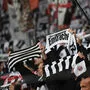 Eintracht Frankfurt Fans bekannten Flagge